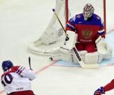 Бобровский пропустил две шайбы и третья залетела в пустые Бобровский пропустил две шайбы и третья залетела в пустые