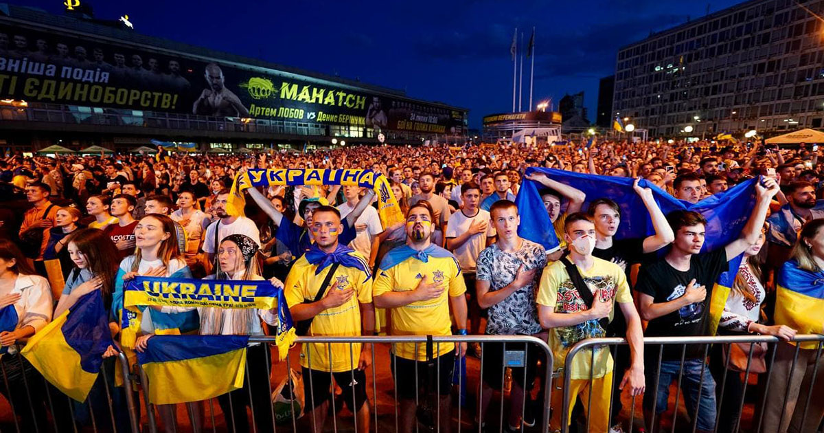 Тысячи фанатов поддержали сборную в историческом матче Евро