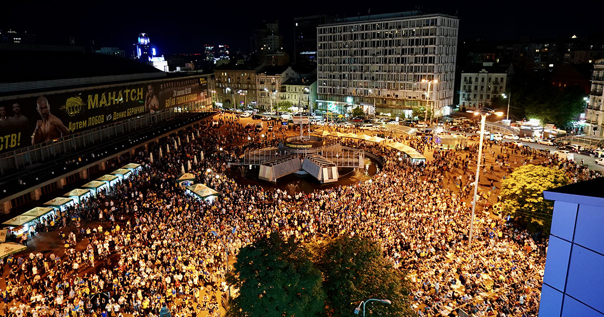 Фанаты устроили громкий праздник в центре Киева