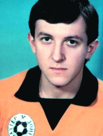 Игорь Петров и эмблема команды образца 1987 года